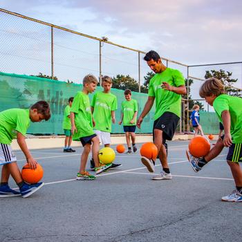 Kinder lernen bei einem Fußball Freestyle Workshop